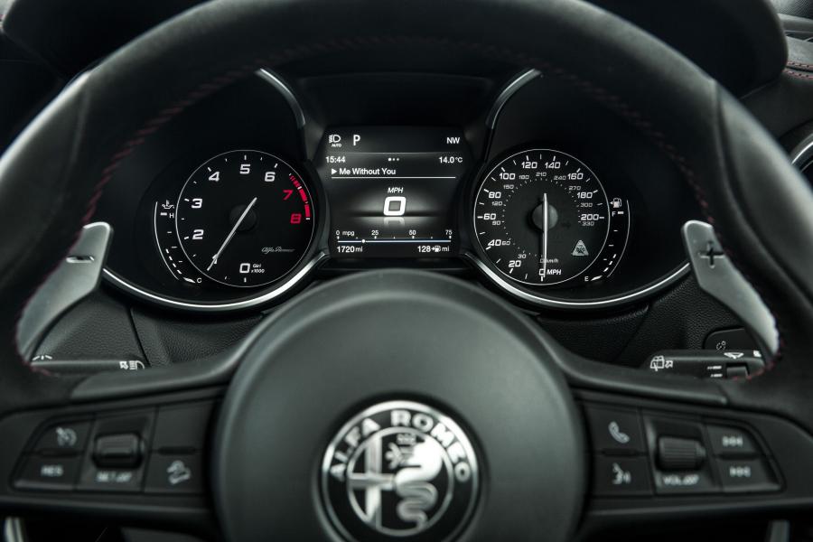 Панель приборов Alfa Romeo Stelvio Quadrifoglio (949) 2018 года  (UK) (фото 37 из 59)